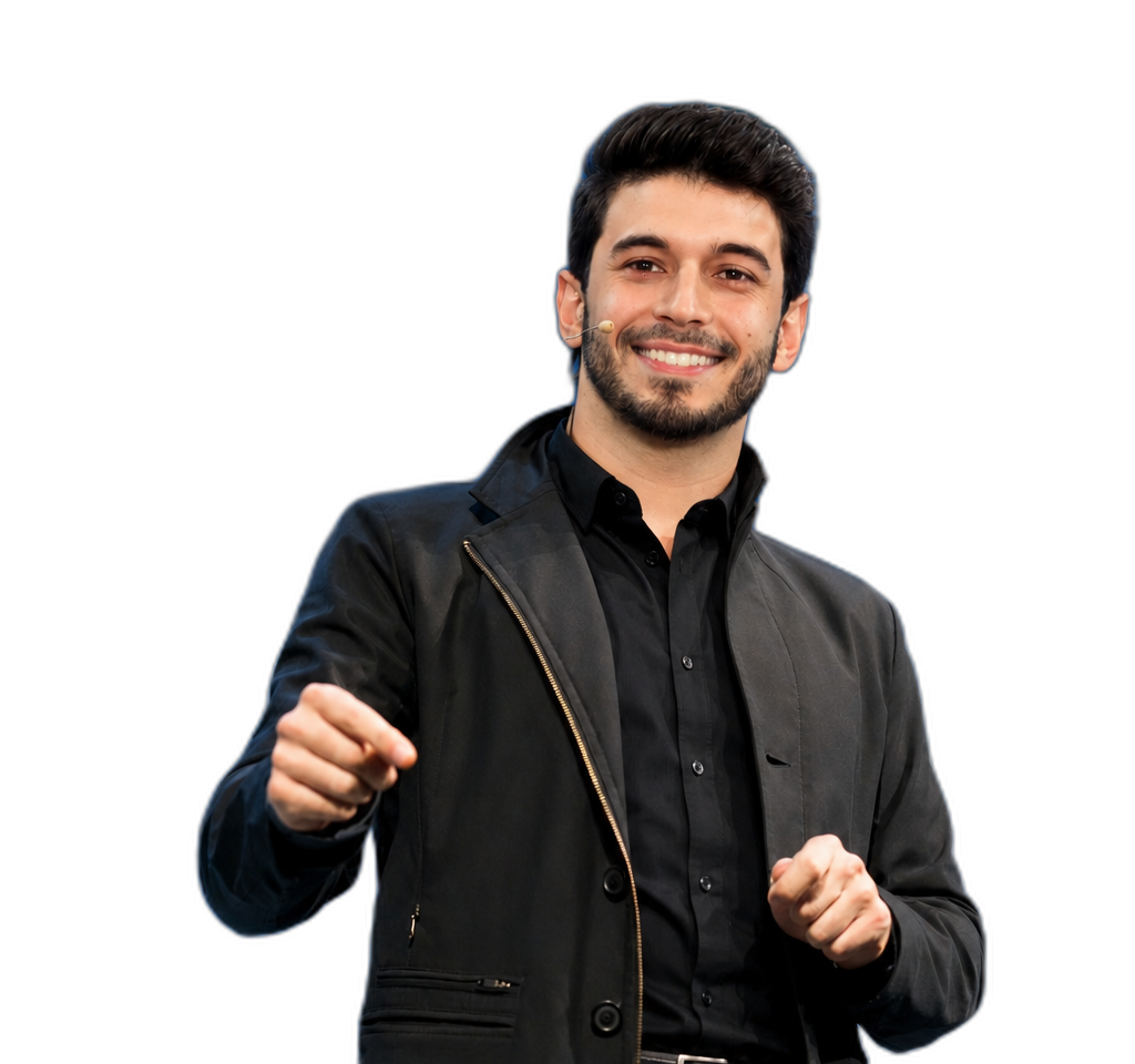 Emerson Levi sorrindo e apontando para a câmera durante uma palestra